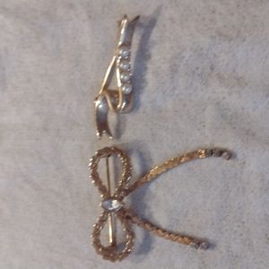 Two vintage pins gold toned with faux pearl
